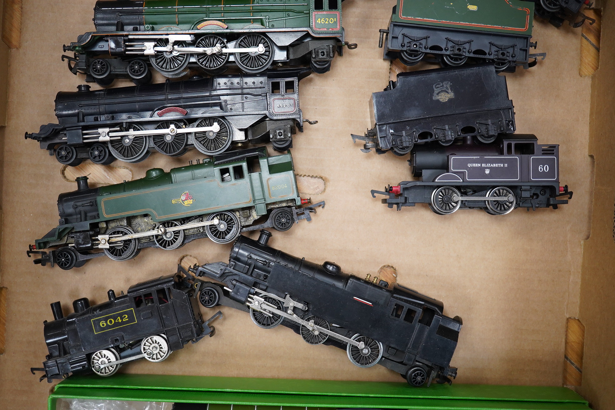 Ten unboxed 00 gauge railway locomotives and three train sets by Hornby, Tri-ang Railways, etc. including; eight tender locomotives, an Eastern Valleys Express train sets (R1122), a Tri-ang Railways Pullman set (RS.23),